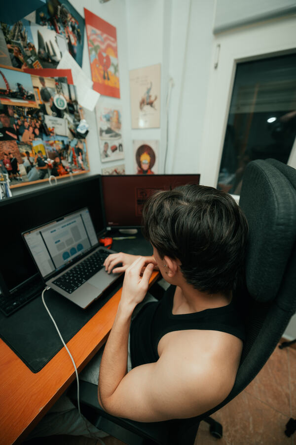 Dani editando en su estudio